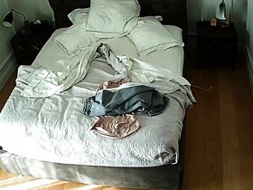 Обнаженная девка с телефоном на кровати